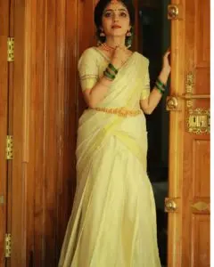 Model wearing kerala set saree in designer boutique calicut