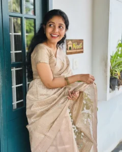 Model wearing kerala style set saree in designer boutique calicut