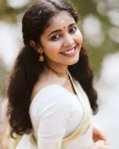 Model wearing traditional set saree in designer boutique calicut