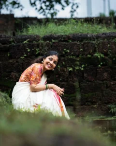 Model wearing kerala style set mundu in designer boutique calicut